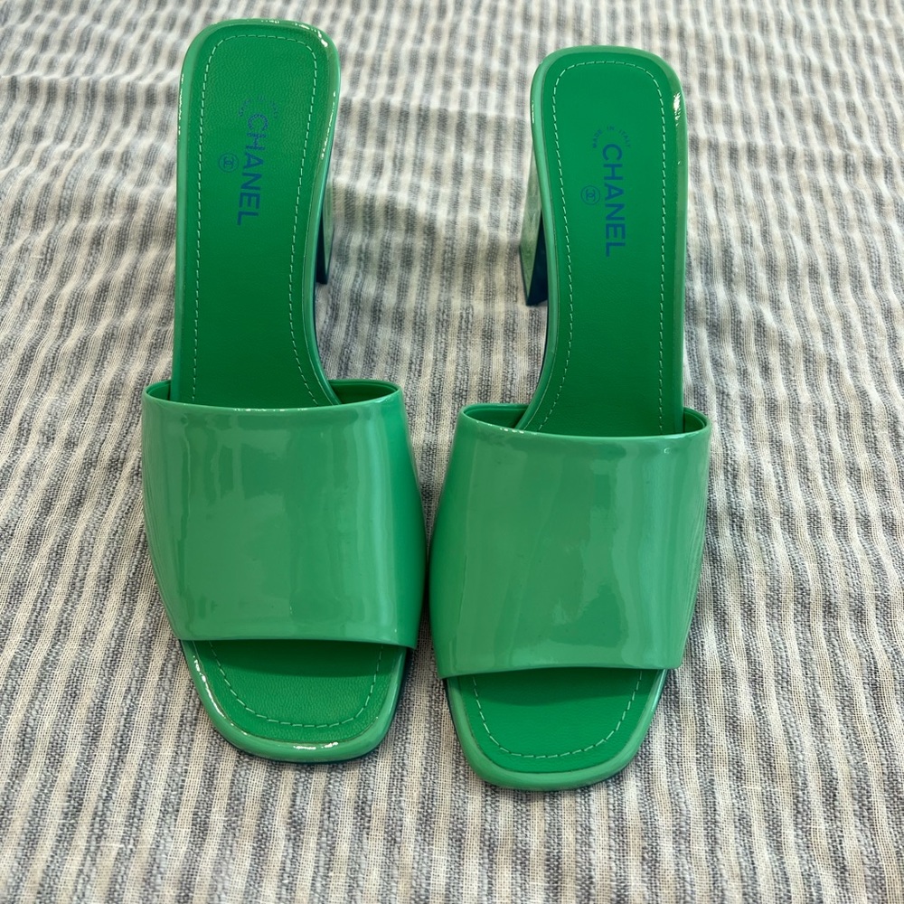 AUTH Chanel 2022 Interlocking CC Logo Mule 38.5